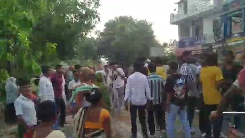 समस्तीपुर: रोसड़ा में दर्दनाक सड़क हादसा, अनियंत्रित वाहन ने 6 वर्षीय मासूम को रौंदा, मौके पर मौत; ग्रामीणों ने किया सड़क जाम और हंगामा 2