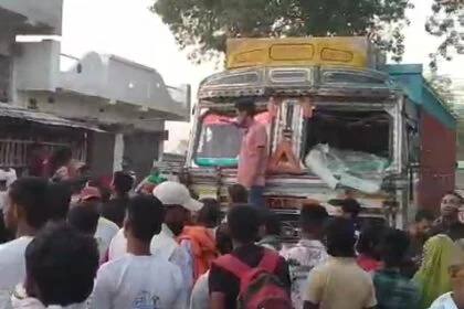 समस्तीपुर: रोसड़ा में दर्दनाक सड़क हादसा, अनियंत्रित वाहन ने 6 वर्षीय मासूम को रौंदा, मौके पर मौत; ग्रामीणों ने किया सड़क जाम और हंगामा 22