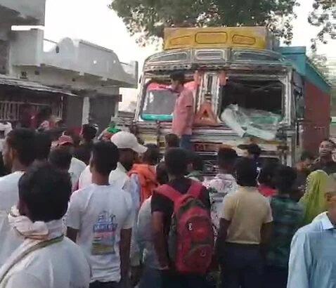समस्तीपुर: रोसड़ा में दर्दनाक सड़क हादसा, अनियंत्रित वाहन ने 6 वर्षीय मासूम को रौंदा, मौके पर मौत; ग्रामीणों ने किया सड़क जाम और हंगामा 1