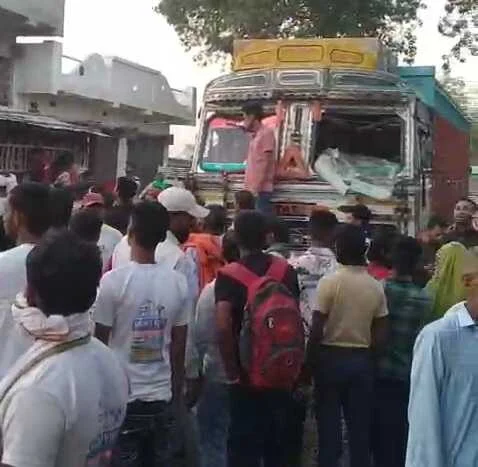 समस्तीपुर: रोसड़ा में दर्दनाक सड़क हादसा, अनियंत्रित वाहन ने 6 वर्षीय मासूम को रौंदा, मौके पर मौत; ग्रामीणों ने किया सड़क जाम और हंगामा 1