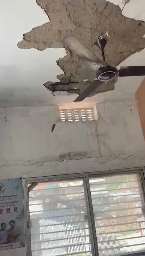 बेगूसराय: जर्जर अस्पताल बना जानलेवा, छत का छज्जा गिरने से लैब टेक्नीशियन गंभीर रूप से घायल 2