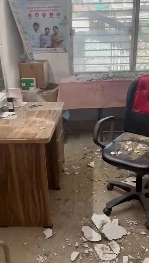 बेगूसराय: जर्जर अस्पताल बना जानलेवा, छत का छज्जा गिरने से लैब टेक्नीशियन गंभीर रूप से घायल 3