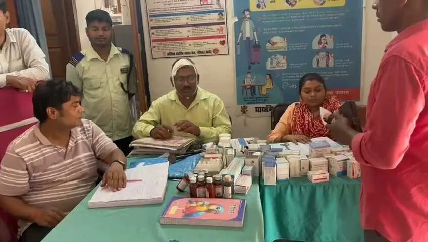 बेगूसराय: जर्जर अस्पताल बना जानलेवा, छत का छज्जा गिरने से लैब टेक्नीशियन गंभीर रूप से घायल 5