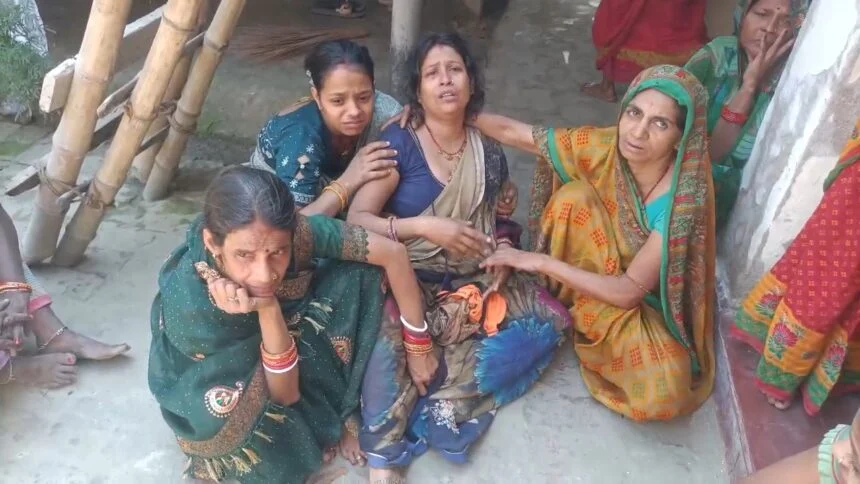 समस्तीपुर:बोरज गांव में पसरा मातमी सन्नाटा,दादा ने पोते को दी मुखाग्नि, कलेजा चीर देने वाले मंजर से रो पड़ा पूरा इलाका 1