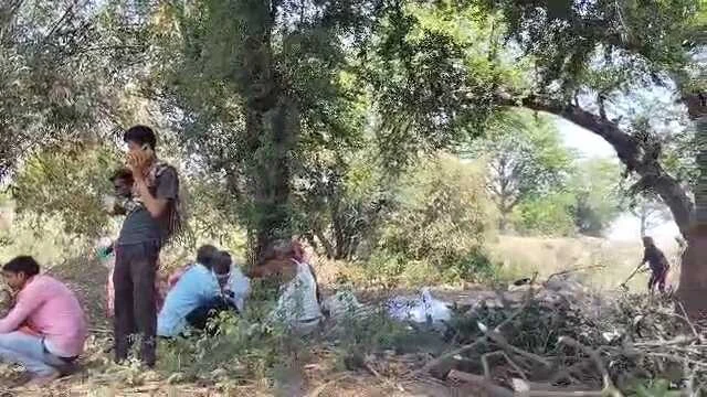 समस्तीपुर:बोरज गांव में पसरा मातमी सन्नाटा,दादा ने पोते को दी मुखाग्नि, कलेजा चीर देने वाले मंजर से रो पड़ा पूरा इलाका 2