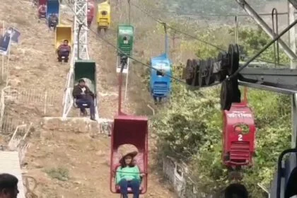 नालंदा: राजगीर स्थित आकाशीय रज्जू पथ पर आपातकालीन मॉक ड्रील, एनडीआरएफ टीम ने फंसे पर्यटकों को केबिन रोपवे से सुरक्षित निकालकर परखी तैयारियां, रोपवे में फंसे पर्यटकों का रेस्क्यू 29