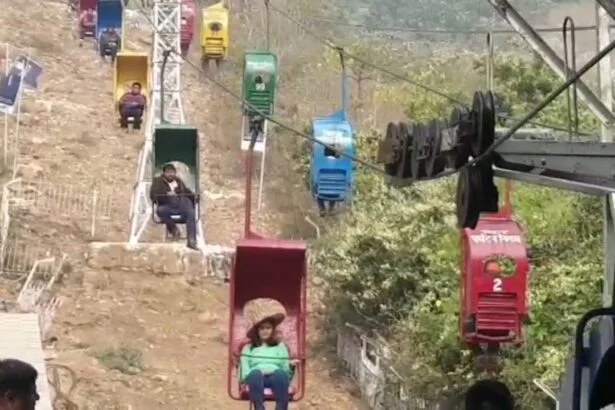 नालंदा: राजगीर स्थित आकाशीय रज्जू पथ पर आपातकालीन मॉक ड्रील, एनडीआरएफ टीम ने फंसे पर्यटकों को केबिन रोपवे से सुरक्षित निकालकर परखी तैयारियां, रोपवे में फंसे पर्यटकों का रेस्क्यू 3