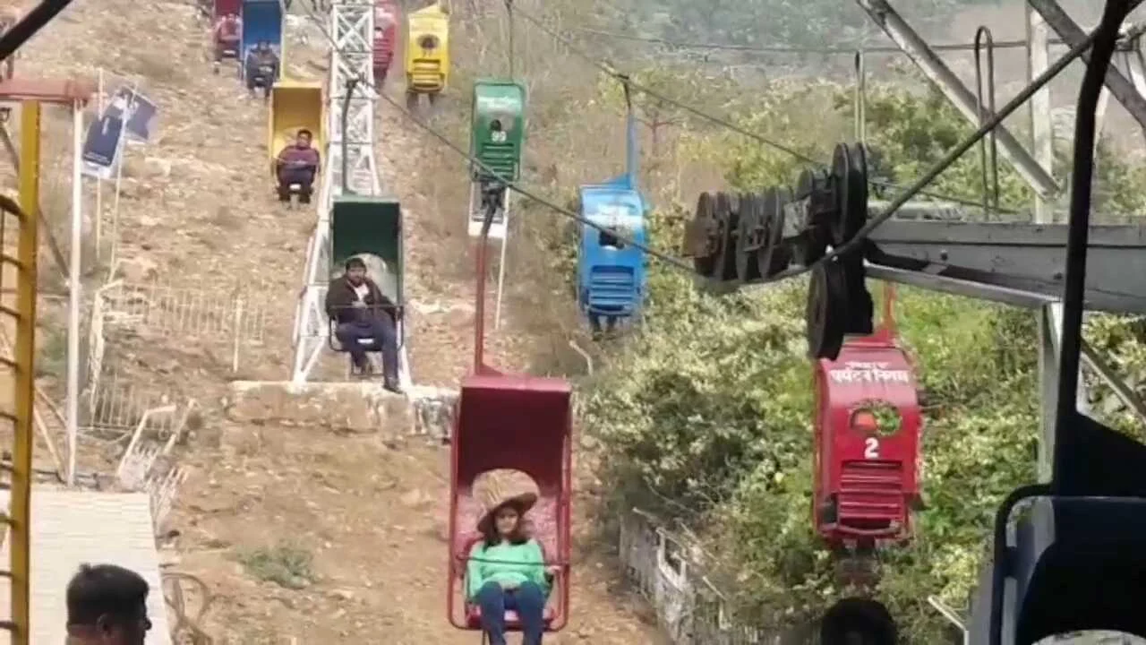 नालंदा: राजगीर स्थित आकाशीय रज्जू पथ पर आपातकालीन मॉक ड्रील, एनडीआरएफ टीम ने फंसे पर्यटकों को केबिन रोपवे से सुरक्षित निकालकर परखी तैयारियां, रोपवे में फंसे पर्यटकों का रेस्क्यू 7