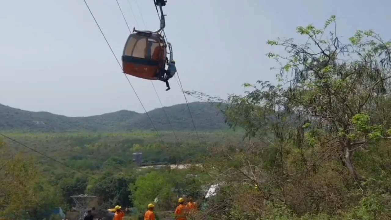 नालंदा: राजगीर स्थित आकाशीय रज्जू पथ पर आपातकालीन मॉक ड्रील, एनडीआरएफ टीम ने फंसे पर्यटकों को केबिन रोपवे से सुरक्षित निकालकर परखी तैयारियां, रोपवे में फंसे पर्यटकों का रेस्क्यू 2
