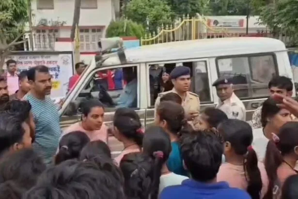 बेगूसराय के गांधी स्टेडियम में तैयारी कर रही छात्राओं से छेड़खानी, विरोध करने पर ट्रेनर और युवतियों को पीटा 1