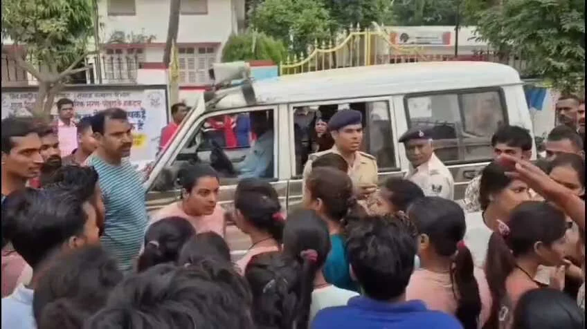 बेगूसराय के गांधी स्टेडियम में तैयारी कर रही छात्राओं से छेड़खानी, विरोध करने पर ट्रेनर और युवतियों को पीटा 6