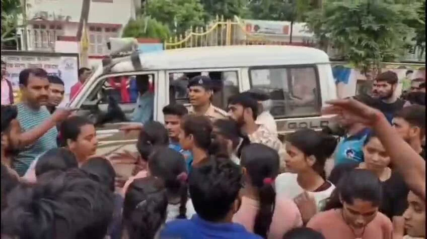 बेगूसराय के गांधी स्टेडियम में तैयारी कर रही छात्राओं से छेड़खानी, विरोध करने पर ट्रेनर और युवतियों को पीटा 2