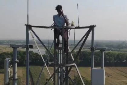 प्रेमिका से नाराज़गी में युवक चढ़ा 70 फीट टावर, 5 घंटे बाद उतारा गया 25