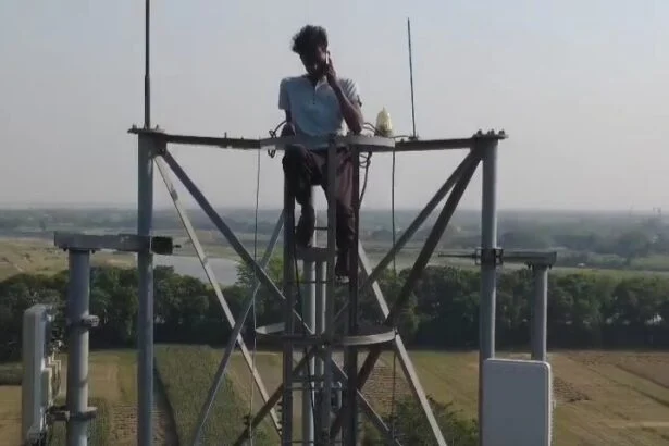 प्रेमिका से नाराज़गी में युवक चढ़ा 70 फीट टावर, 5 घंटे बाद उतारा गया 3