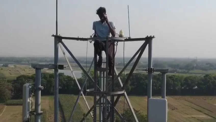 प्रेमिका से नाराज़गी में युवक चढ़ा 70 फीट टावर, 5 घंटे बाद उतारा गया 6