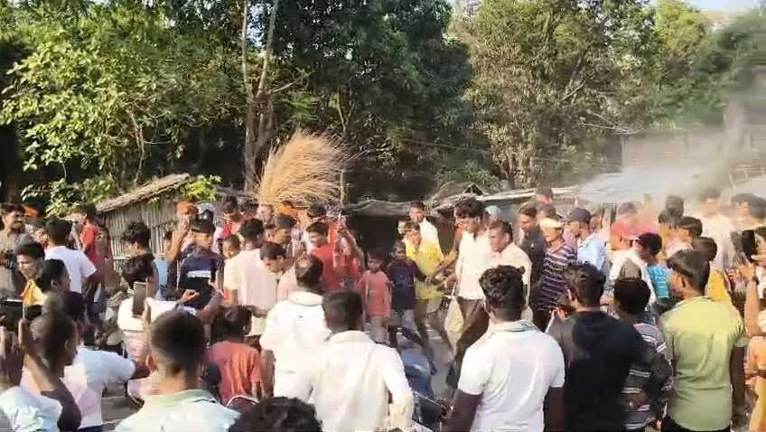 प्रेमिका से नाराज़गी में युवक चढ़ा 70 फीट टावर, 5 घंटे बाद उतारा गया 2