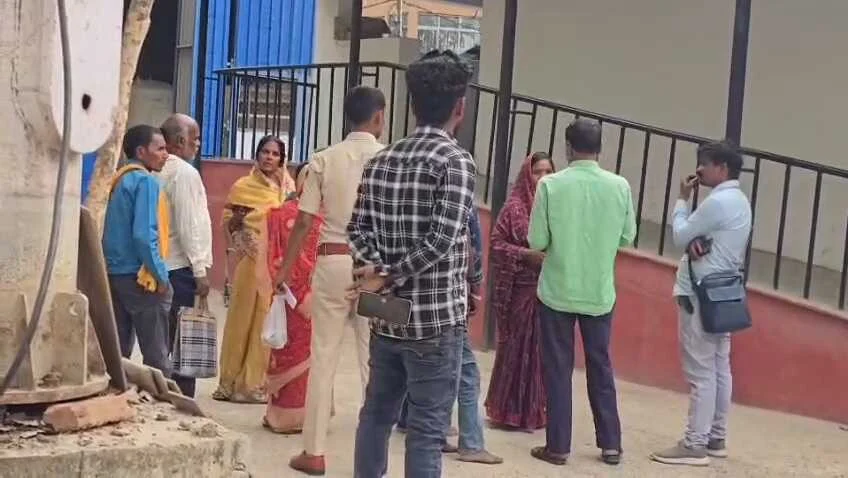 बेगूसराय: प्रेम विवाह का खौफनाक अंत, दहेज के लिए विवाहिता की गला दबाकर हत्या, फिर शव को फंदे से लटकाया 4