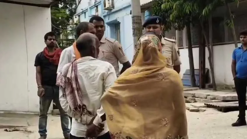 बेगूसराय: प्रेम विवाह का खौफनाक अंत, दहेज के लिए विवाहिता की गला दबाकर हत्या, फिर शव को फंदे से लटकाया 4