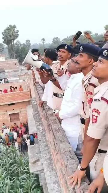 समस्तीपुर: प्रेमिका के लिए मोबाइल टावर पर चढ़ा 'मजनू', 6 घंटे तक अटकी रही प्रशासन की सांसें" 3