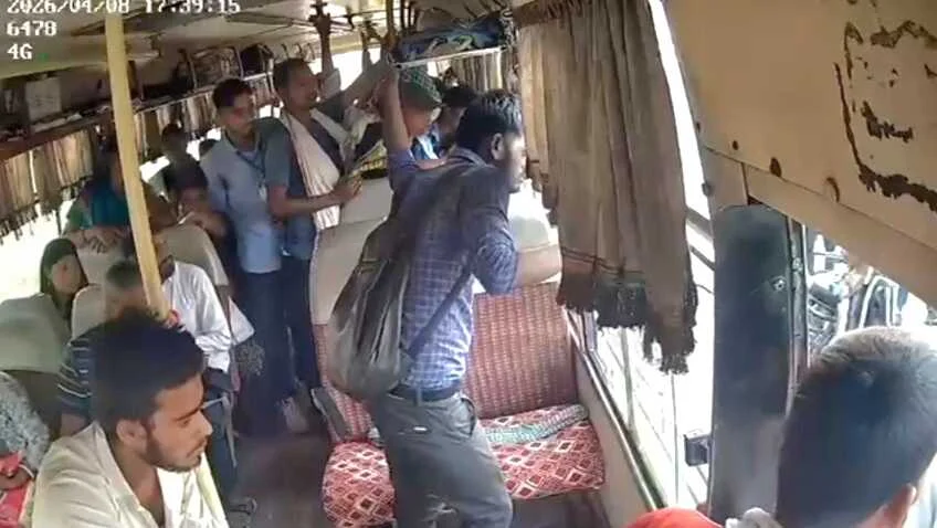नालंदा में बस कंडक्टर की बेरहमी से पिटाई, 10 रुपए के विवाद में बीच सड़क पर घसीटा, ड्राइवर को भी पीटा; CCTV में बदमाशों की तस्वीर कैद 3