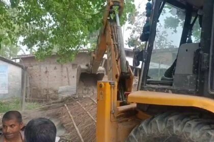 बेगूसराय में सरकारी जमीन पर चला प्रशासन का बुलडोजर, अतिक्रमण मुक्त कराकर बनेगा आंगनबाड़ी केंद्र 18