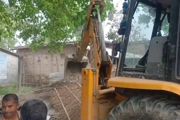 बेगूसराय में सरकारी जमीन पर चला प्रशासन का बुलडोजर, अतिक्रमण मुक्त कराकर बनेगा आंगनबाड़ी केंद्र 3
