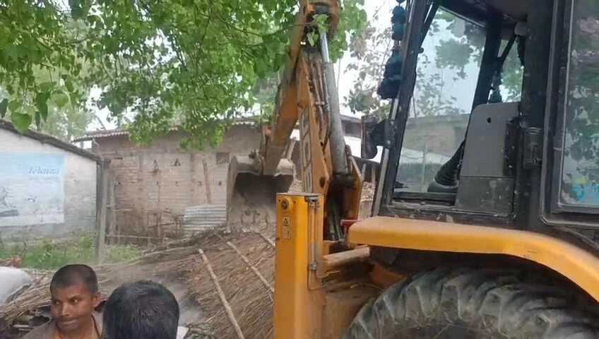 बेगूसराय में सरकारी जमीन पर चला प्रशासन का बुलडोजर, अतिक्रमण मुक्त कराकर बनेगा आंगनबाड़ी केंद्र 1