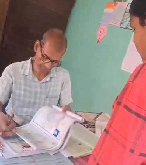बेगूसराय में शिक्षा के मंदिर में 'अवैध वसूली', TC के नाम पर पैसे लेते हेडमास्टर का वीडियो वायरल, DEO ने दिए जांच के आदेश 3