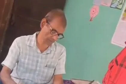 बेगूसराय में शिक्षा के मंदिर में 'अवैध वसूली', TC के नाम पर पैसे लेते हेडमास्टर का वीडियो वायरल, DEO ने दिए जांच के आदेश 19