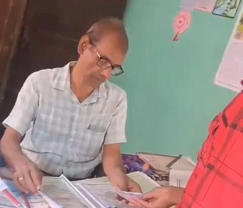 बेगूसराय में शिक्षा के मंदिर में 'अवैध वसूली', TC के नाम पर पैसे लेते हेडमास्टर का वीडियो वायरल, DEO ने दिए जांच के आदेश 1