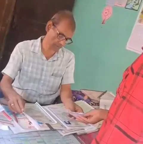 बेगूसराय में शिक्षा के मंदिर में 'अवैध वसूली', TC के नाम पर पैसे लेते हेडमास्टर का वीडियो वायरल, DEO ने दिए जांच के आदेश 3