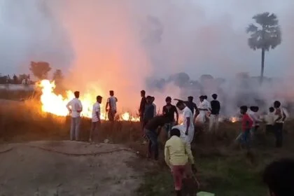 समस्तीपुर के पासवान चौक स्थित कब्रिस्तान में लगी भीषण आग, दमकल विभाग ने कड़ी मशक्कत के बाद आग पर पाया काबू 29