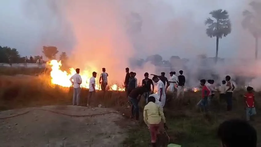 समस्तीपुर के पासवान चौक स्थित कब्रिस्तान में लगी भीषण आग, दमकल विभाग ने कड़ी मशक्कत के बाद आग पर पाया काबू 1