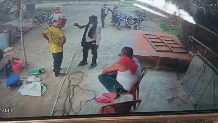 बेगूसराय में दिनदहाड़े फायरिंग, चोरी का विरोध करने पर दुकानदार पर तानी बंदूक, वीडियो वायरल, पुलिस जांच में जुटी 2