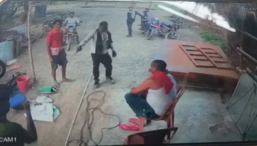 बेगूसराय में दिनदहाड़े फायरिंग, चोरी का विरोध करने पर दुकानदार पर तानी बंदूक, वीडियो वायरल, पुलिस जांच में जुटी 6
