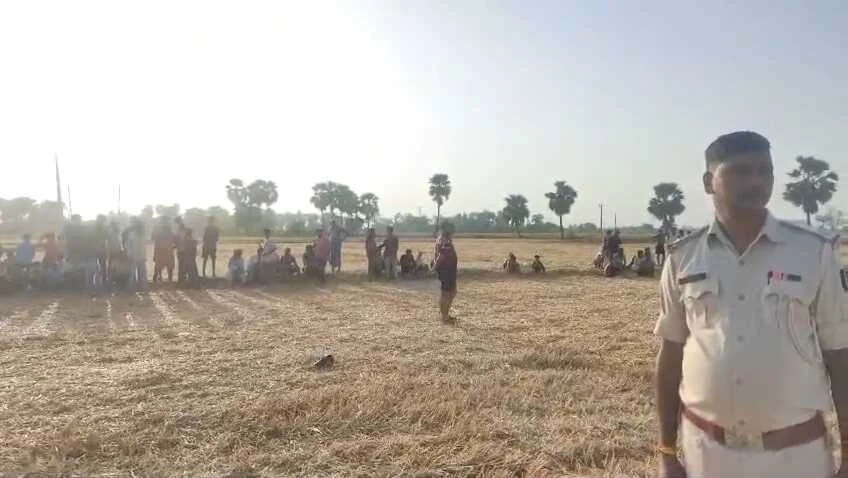 नालंदा: हरनौत के मुशहरी गांव में खेत से मिले कई जिंदा बम, इलाके में मची अफरा-तफरी,जांच में जुटी पुलिस 1