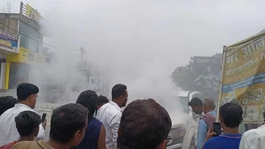 समस्तीपुर में चलती कार में लगी भीषण आग, बाल बाल बचे सवार,स्थानीय लोगों ने आग पर पाया काबू 2