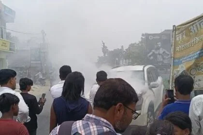 समस्तीपुर में चलती कार में लगी भीषण आग, बाल बाल बचे सवार,स्थानीय लोगों ने आग पर पाया काबू 19