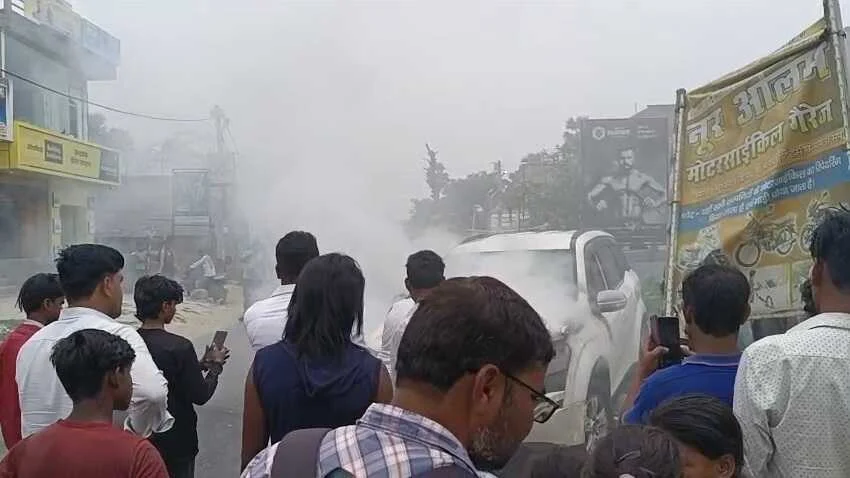 समस्तीपुर में चलती कार में लगी भीषण आग, बाल बाल बचे सवार,स्थानीय लोगों ने आग पर पाया काबू 8