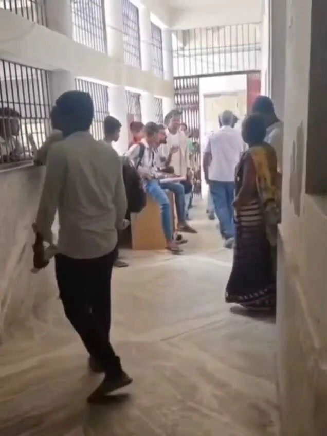 नालंदा: कॉलेज में गड़बड़ी की शिकायत करना छात्र को पड़ा महंगा, शिक्षक ने छात्र को पटक पटक कर की पिटाई, गुरु-शिष्य का रिश्ता शर्मसार 2