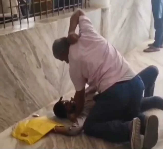 नालंदा: कॉलेज में गड़बड़ी की शिकायत करना छात्र को पड़ा महंगा, शिक्षक ने छात्र को पटक पटक कर की पिटाई, गुरु-शिष्य का रिश्ता शर्मसार 1