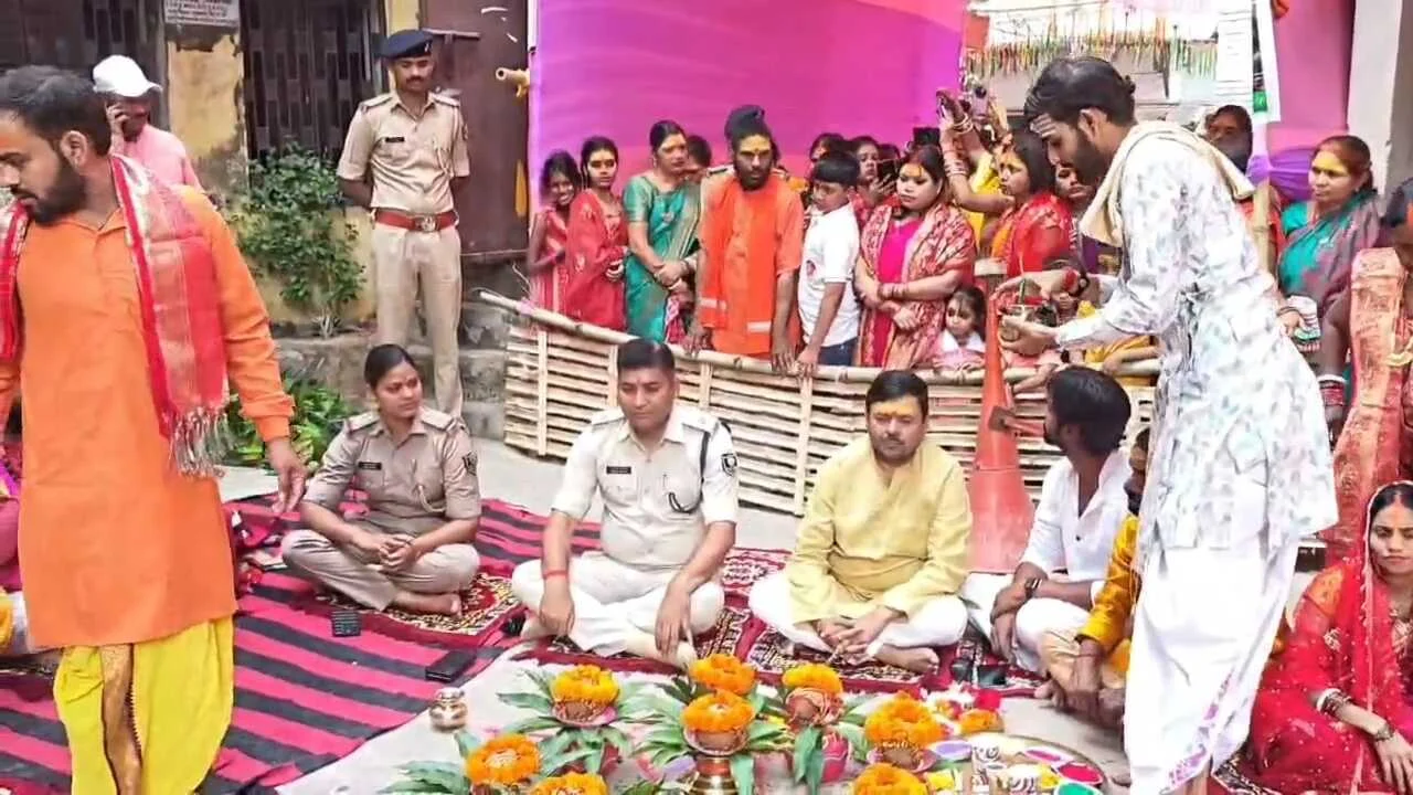 बिहार शरीफ के गढ़पर में वैष्णो देवी धाम में प्राण प्रतिष्ठा, पुलिसकर्मी भी बने श्रद्धालु, पूजा-अर्चना में शामिल हुए पुलिस अधिकारी 3