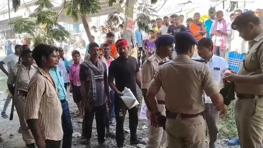 नालंदा: दुकान के बाहर अधेड़ का अधजला शव बरामद, पेट्रोल डालकर जलाने का किया गया प्रयास ,शव की नहीं हो सकी है पहचान। जांच में जुटी पुलिस  3