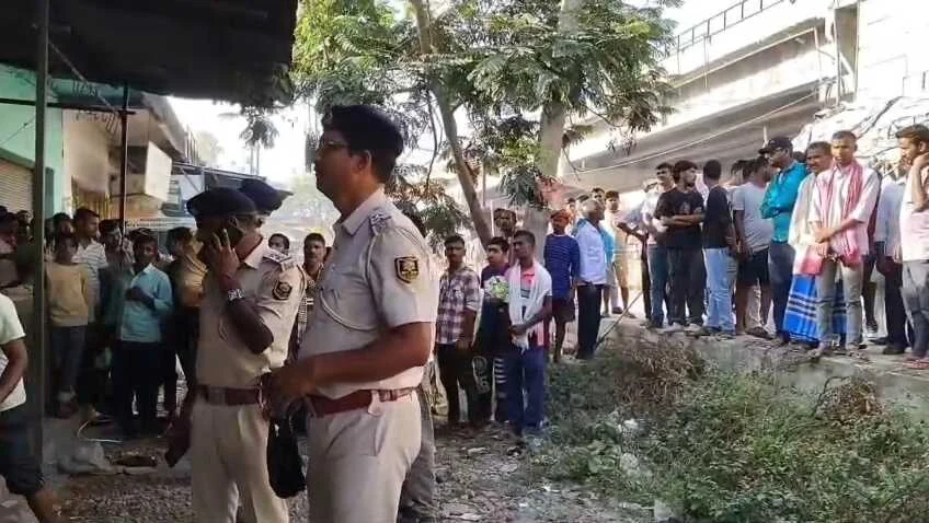 नालंदा: दुकान के बाहर अधेड़ का अधजला शव बरामद, पेट्रोल डालकर जलाने का किया गया प्रयास ,शव की नहीं हो सकी है पहचान। जांच में जुटी पुलिस  6