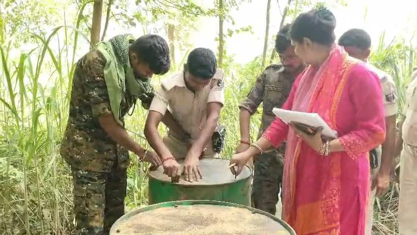 समस्तीपुर उत्पाद विभाग की बड़ी कार्रवाई: मननपुर चौर में बालू भरे 8 ड्रमों से निकली 5 लाख की शराब, माफिया फरार 2