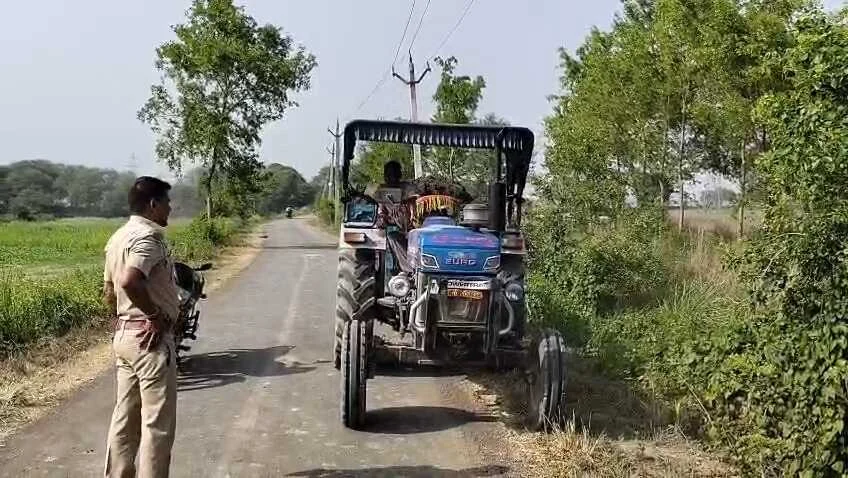 तेघड़ा: 33 हजार केवी विद्युत पोल के पास अवैध खनन, प्रशासन ने जेसीबी और ट्रैक्टर किया जब्त 2