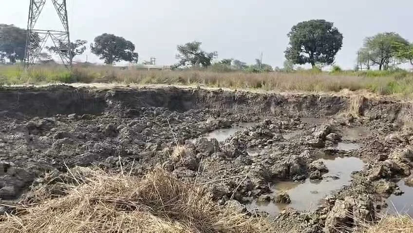 तेघड़ा: 33 हजार केवी विद्युत पोल के पास अवैध खनन, प्रशासन ने जेसीबी और ट्रैक्टर किया जब्त 3