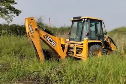 तेघड़ा: 33 हजार केवी विद्युत पोल के पास अवैध खनन, प्रशासन ने जेसीबी और ट्रैक्टर किया जब्त 23