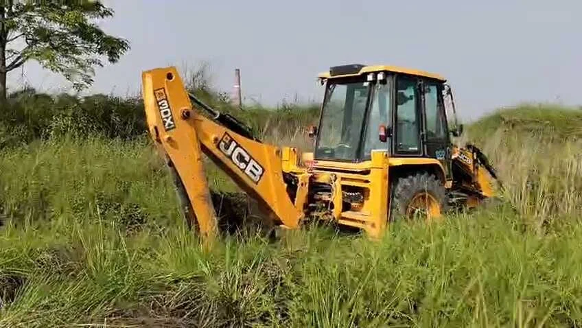 तेघड़ा: 33 हजार केवी विद्युत पोल के पास अवैध खनन, प्रशासन ने जेसीबी और ट्रैक्टर किया जब्त 3