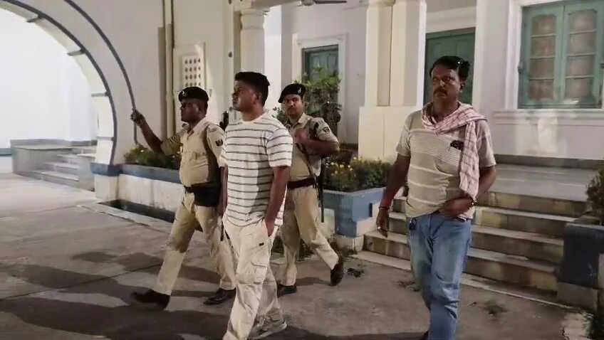 नालंदा: राजगीर थाना में पदस्थापित प्रशिक्षु दरोगा देवकांत कुमार चढ़ा निगरानी के हत्थे,बाजार में 90 हजार घुस लेते निगरानी ने दबोचा, थाना में मचा हड़कंप 2